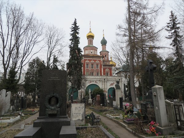 068-Вид с кладбища на Новодевичий монастырь